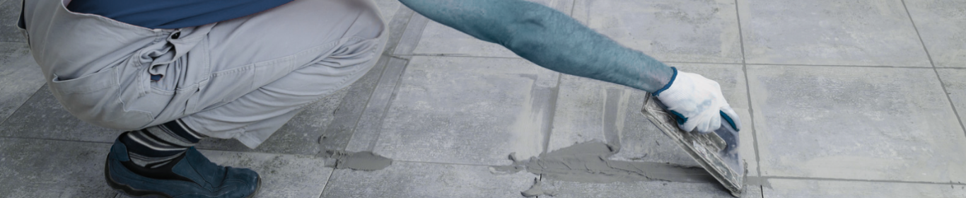 Application professionnelle du coulis sur un carrelage