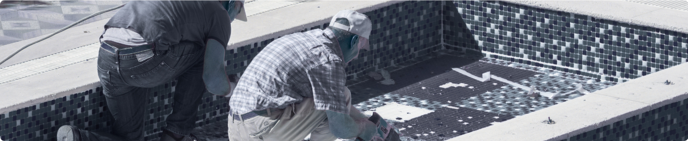 Pose d'un revêtement de piscine en carrelage