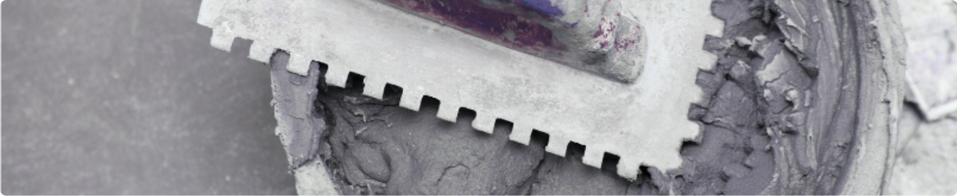 Application de colle pour carrelage sur chantier