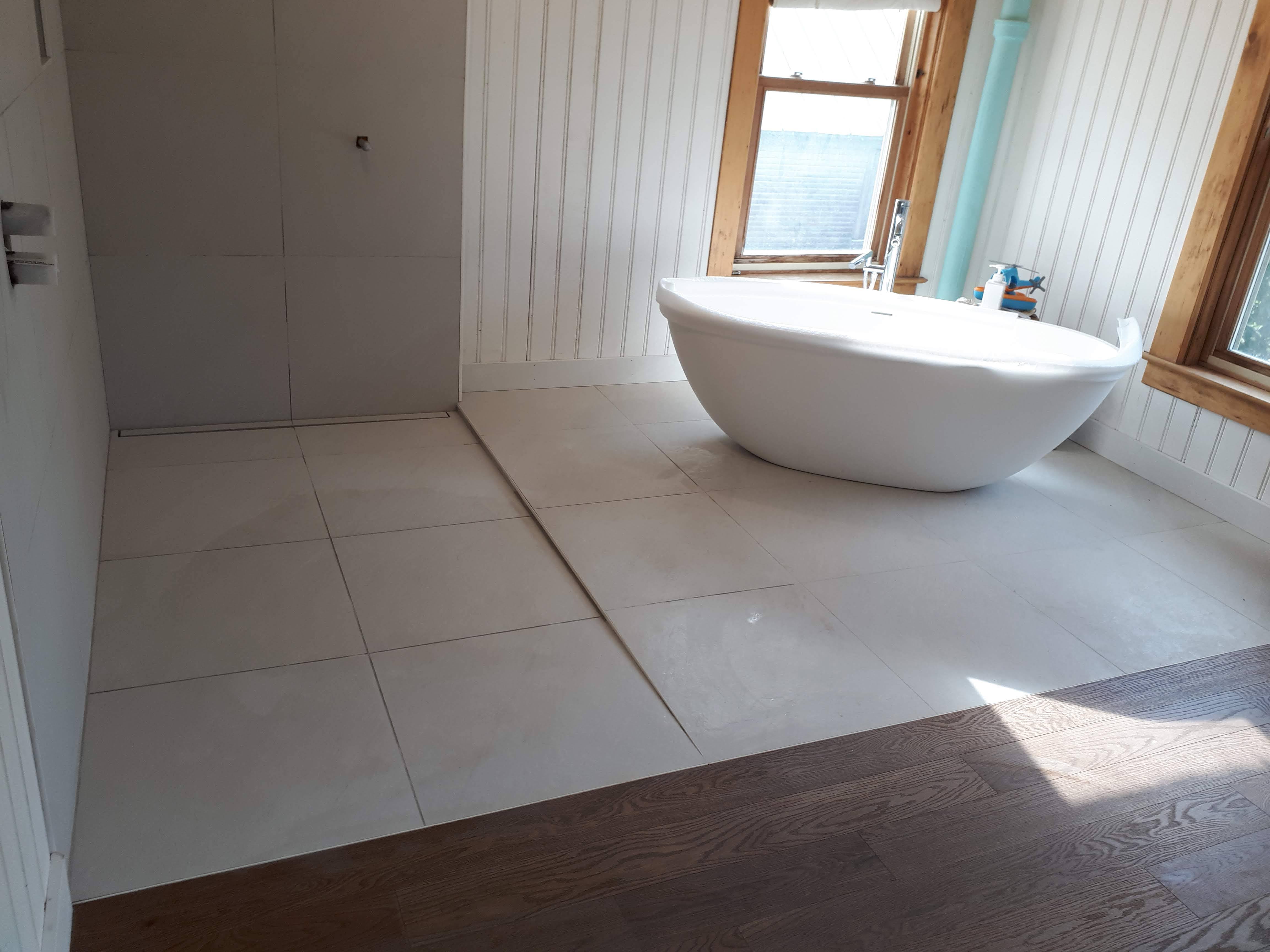 Plancher salle de bain en carreaux grand format – Carrelage JAD