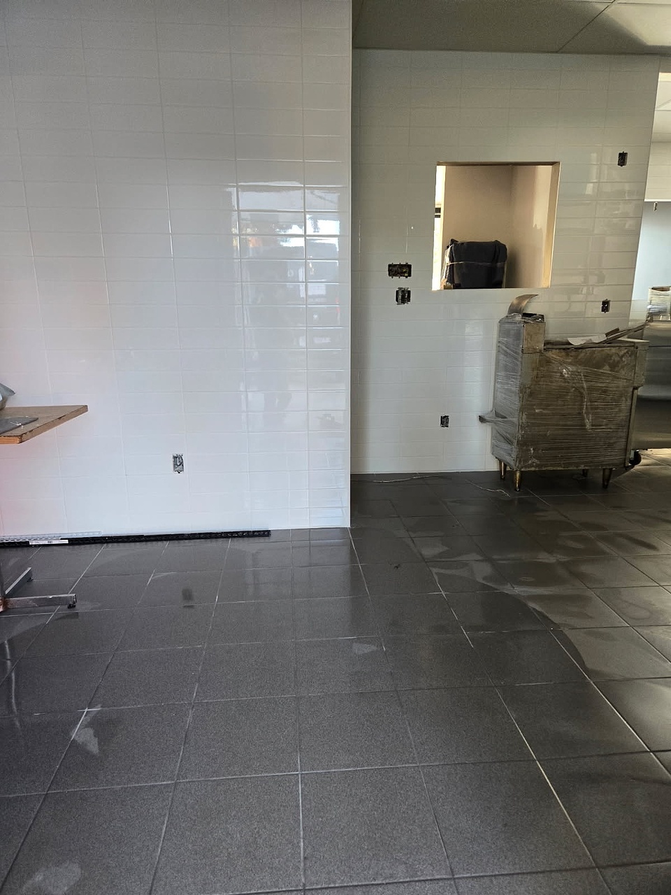 Carrelage commercial – murs et plancher grand format – Carrelage JAD