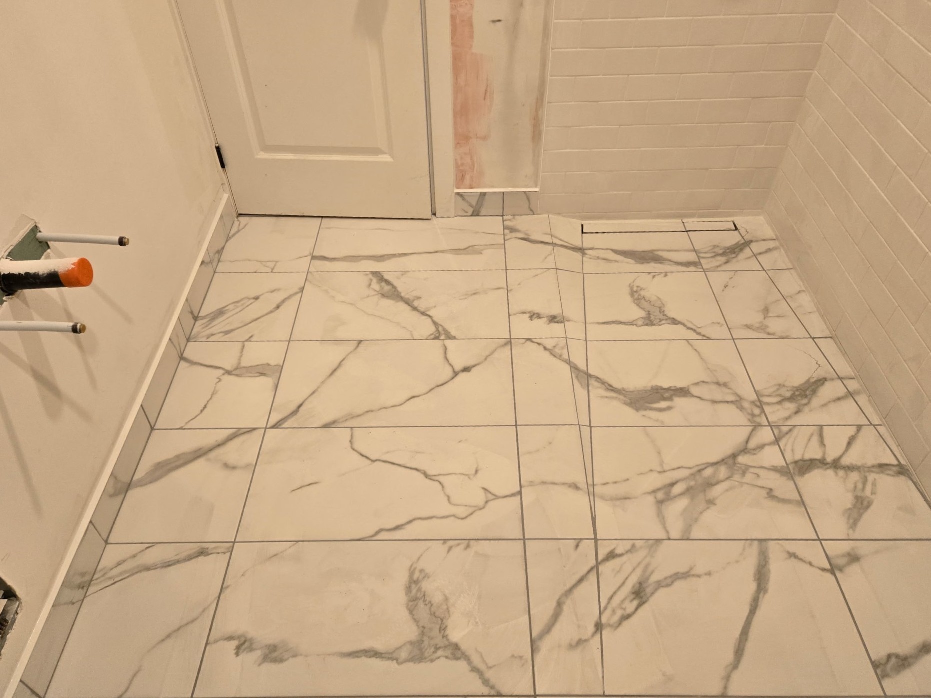 Plancher effet marbre avec trappe d’accès discrète – Carrelage JAD