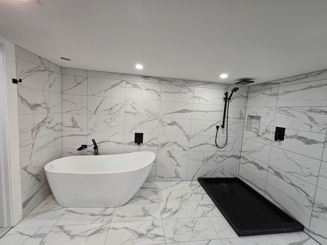 Douche italienne en carrelage grand format effet marbre – Carrelage JAD