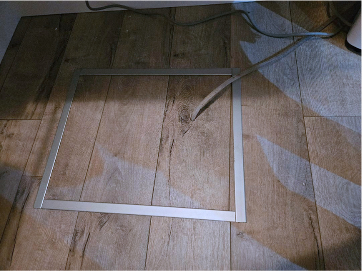 SALON - Sous-sol — trappe d’accès intégrée (vinyle) - Carrelage JAD project