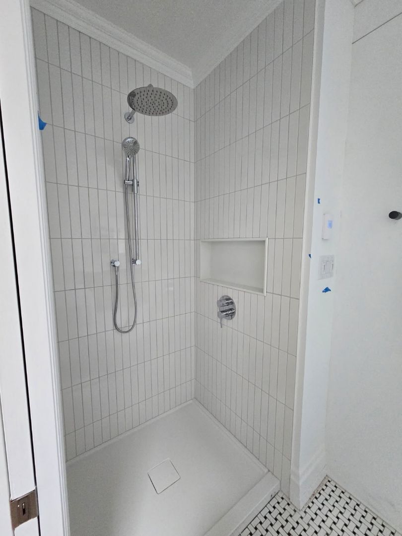 Douche carrelée avec niche intégrée – Carrelage JAD