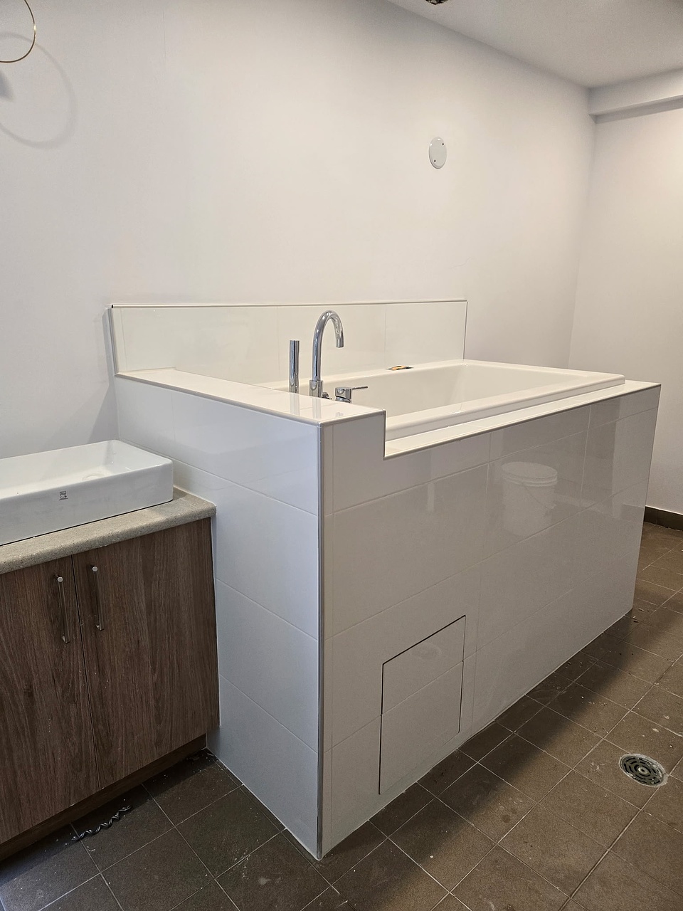 Habillage de bain carrelé avec trappe d’accès discrète – Carrelage JAD