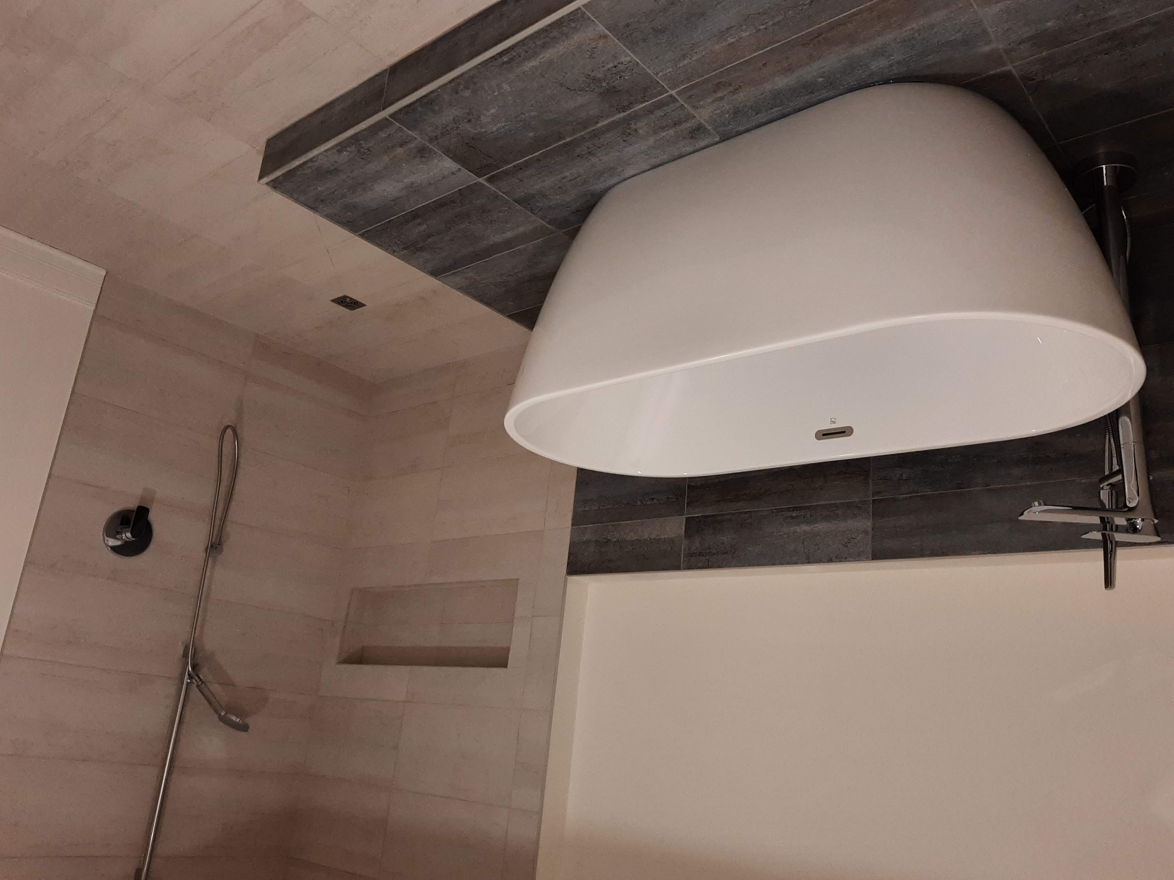 Salle de bain avec bain autoportant et douche carrelée – Carrelage JAD